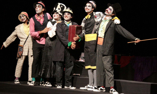 A true ensemble piece - Hamlet the Clown Prince